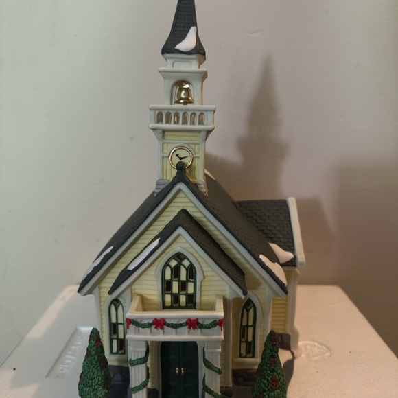 Deluxe Porcelain Lighted House - Yellow - Picture 3 of 6